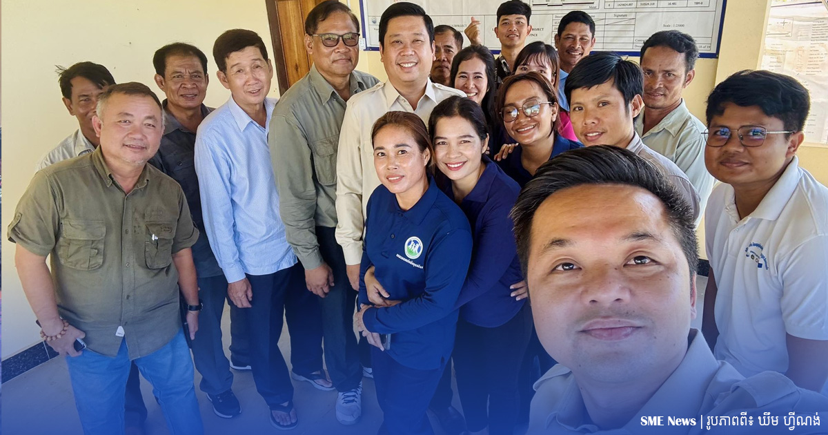 កសិករជាង ១០០គ្រួសារ នៅបាត់ដំបង រួមគ្នាចងក្រងជាសហគមន៍កសិកម្មទំនើបដាំស្រូវស្រង៉ែស្រាល